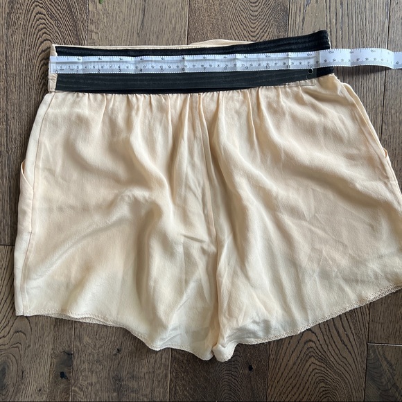 Aritzia Wilfred 100% silk shorts - Picture 4 of 4